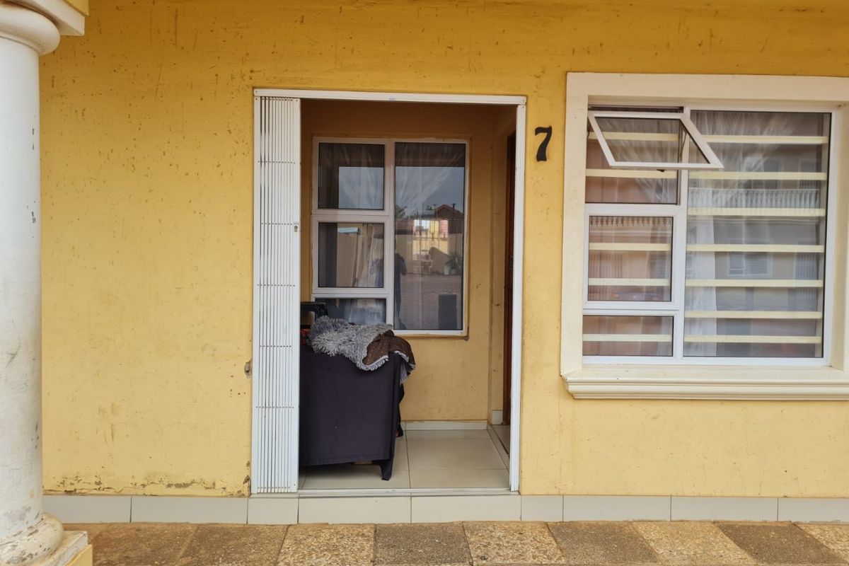 Very well-structured Commercial with an Outstanding Income - Photo 3