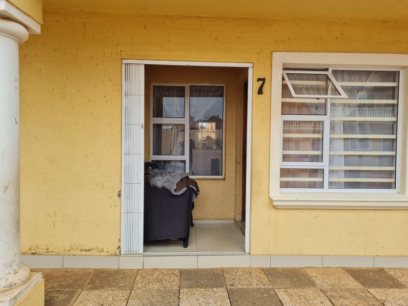 Very well-structured Commercial with an Outstanding Income - Photo 3