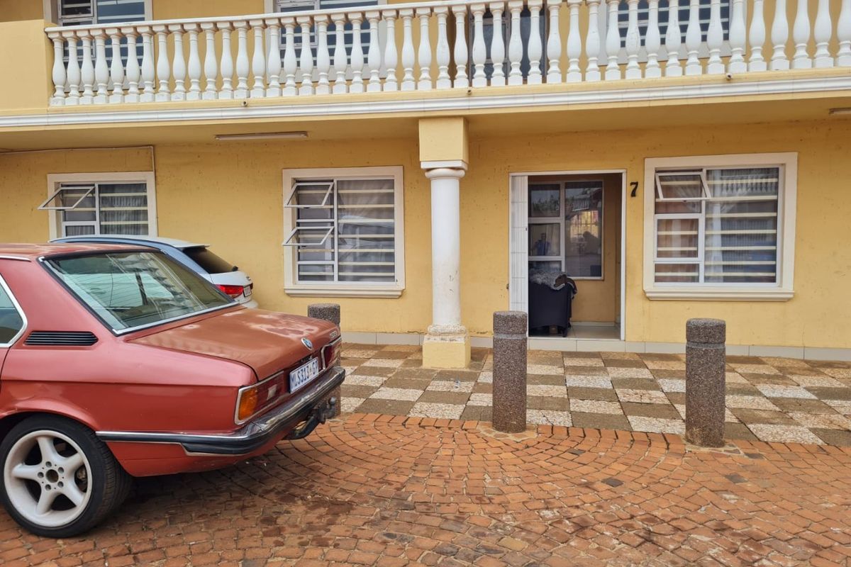 Very well-structured Commercial with an Outstanding Income - Photo 2