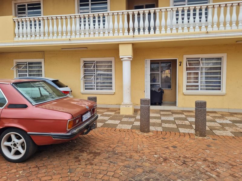 Very well-structured Commercial with an Outstanding Income - Photo 2