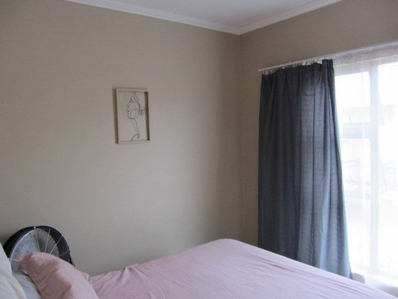 Beautiful,neat and ready to move in. - Photo 4