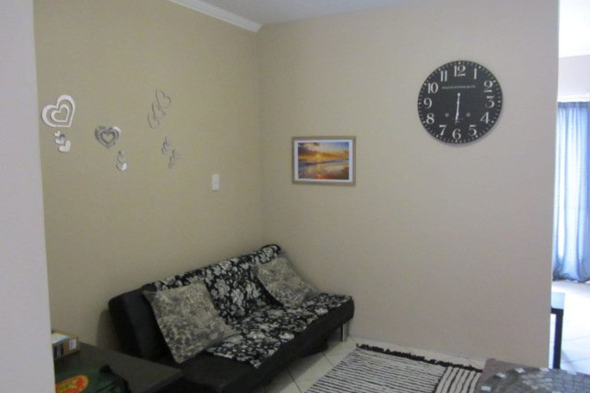 Beautiful,neat and ready to move in. - Photo 2