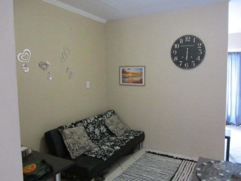 Beautiful,neat and ready to move in. - Photo 2