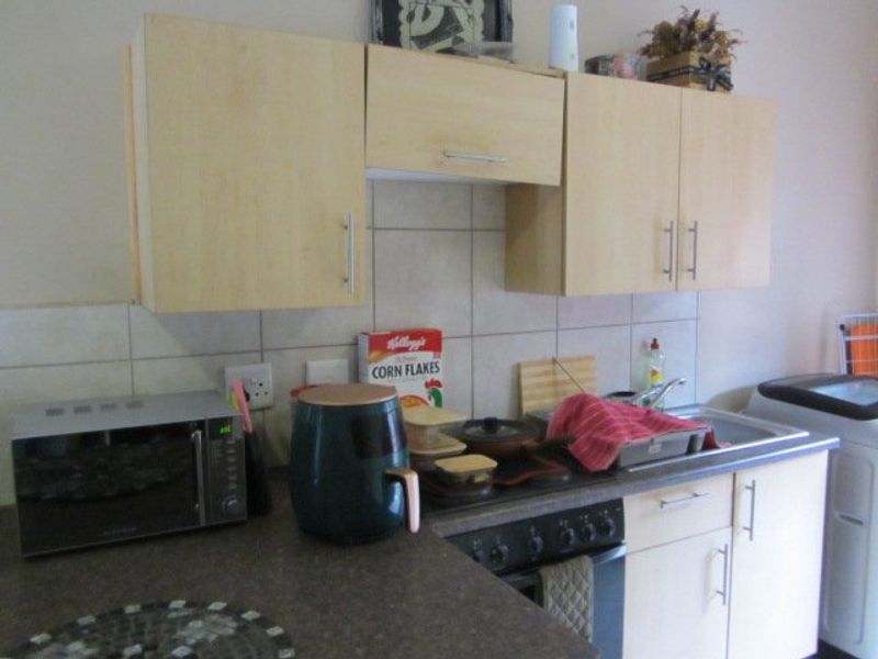 Beautiful,neat and ready to move in. - Photo 10