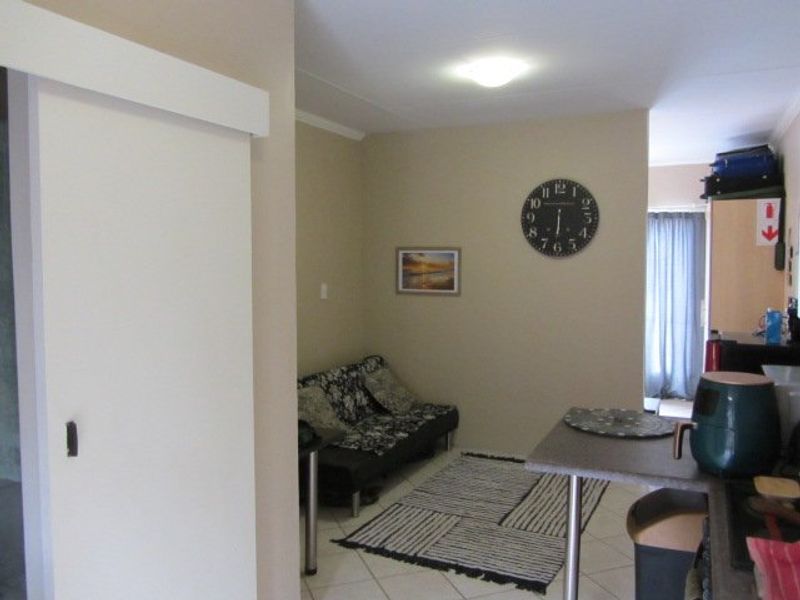 Beautiful,neat and ready to move in. - Photo 9