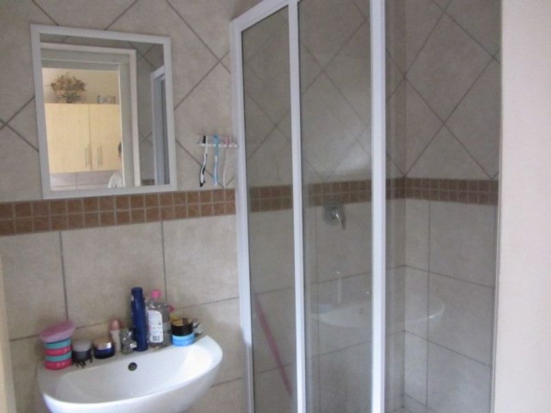 Beautiful,neat and ready to move in. - Photo 8