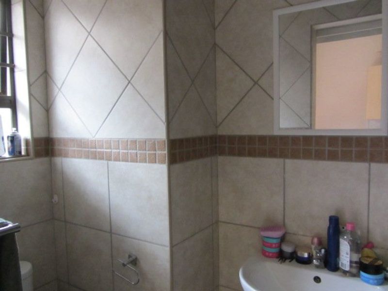 Beautiful,neat and ready to move in. - Photo 7