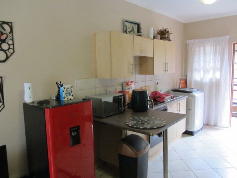 Beautiful,neat and ready to move in. - Photo 6