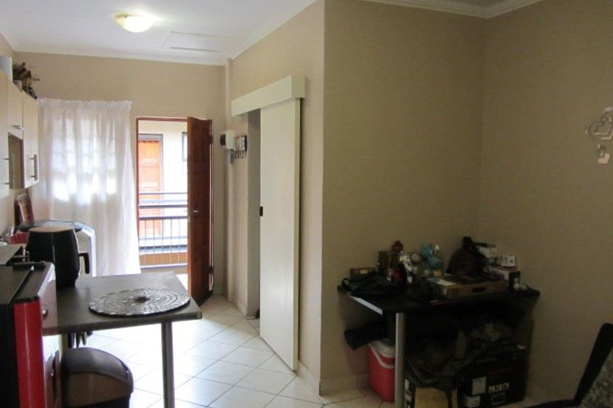 Beautiful,neat and ready to move in. - Photo 5