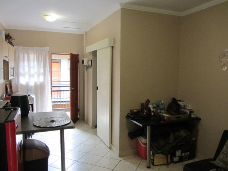 Beautiful,neat and ready to move in. - Photo 5