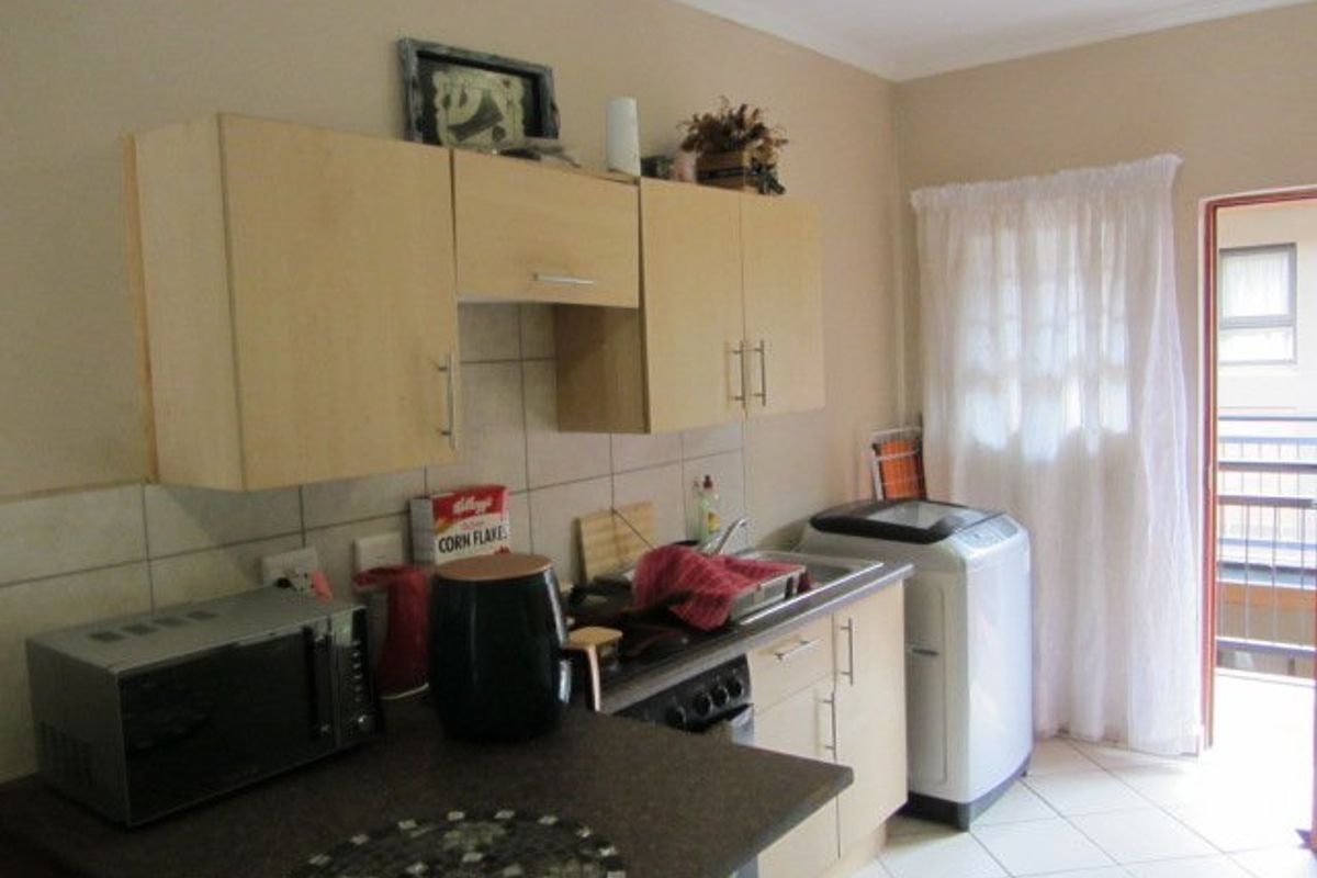 Beautiful,neat and ready to move in. - Photo 3