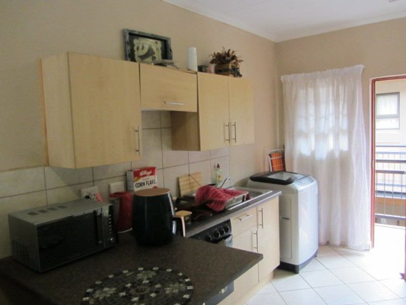 Beautiful,neat and ready to move in. - Photo 3