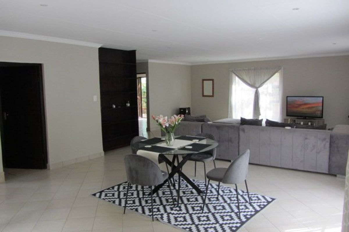 Modern ,well kept Universitas mansion with 2-3 flatlets. Endless opportunities awaits. - Photo 2