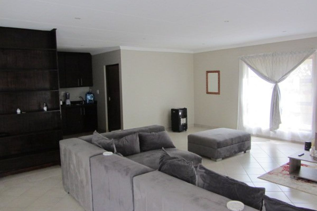 Modern ,well kept Universitas mansion with 2-3 flatlets. Endless opportunities awaits. - Photo 5