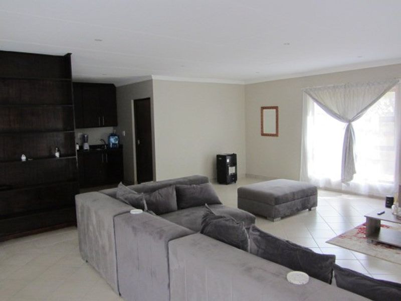 Modern ,well kept Universitas mansion with 2-3 flatlets. Endless opportunities awaits. - Photo 5