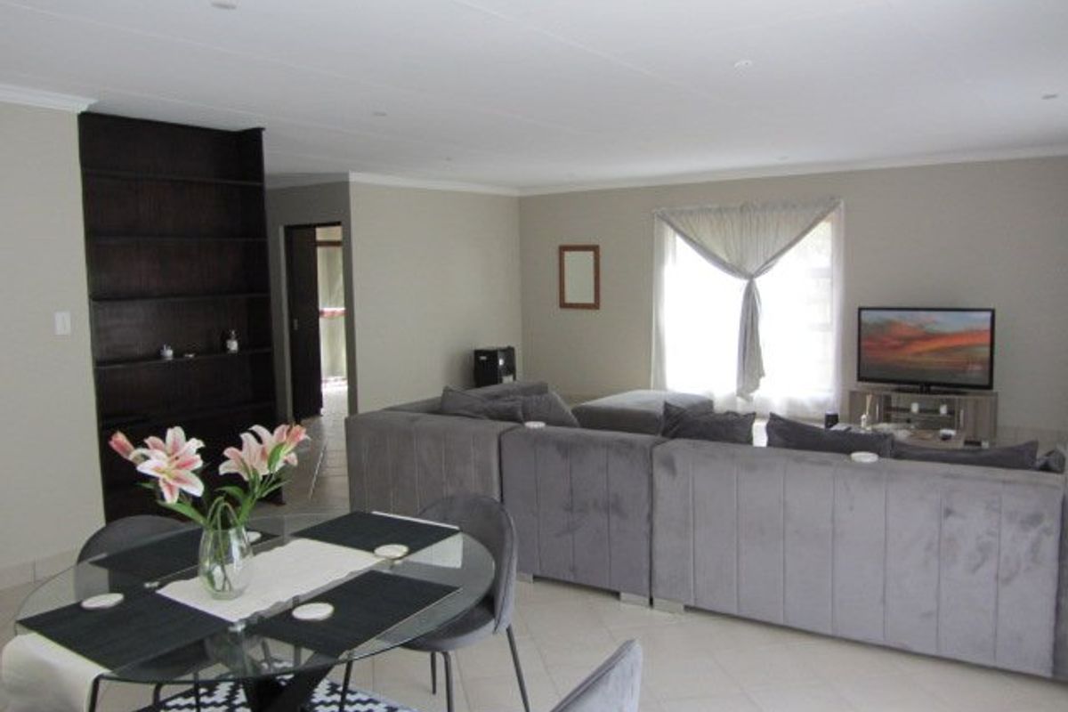 Modern ,well kept Universitas mansion with 2-3 flatlets. Endless opportunities awaits. - Photo 4