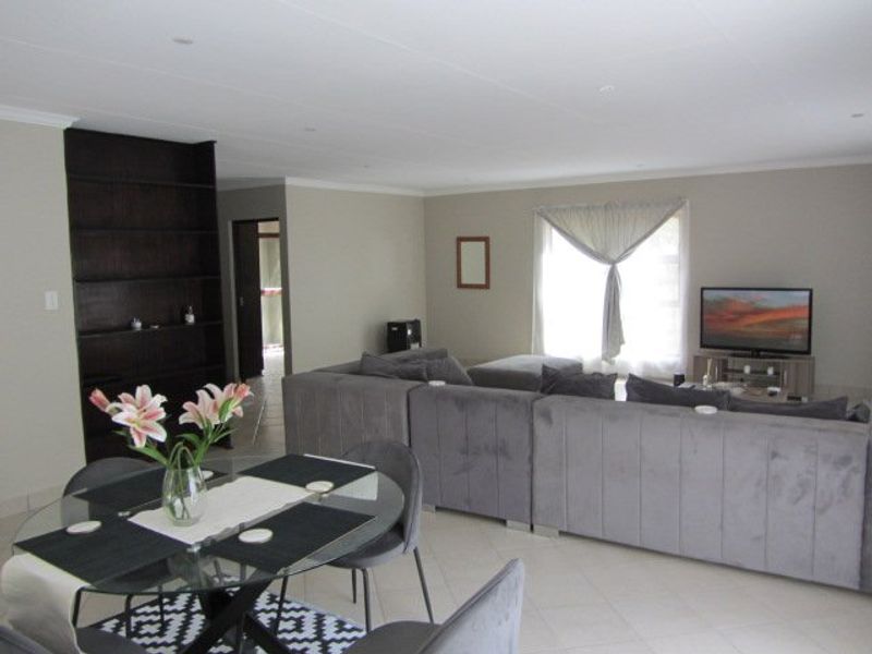 Modern ,well kept Universitas mansion with 2-3 flatlets. Endless opportunities awaits. - Photo 4