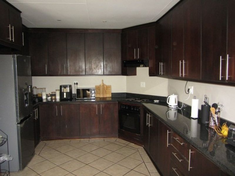 Modern ,well kept Universitas mansion with 2-3 flatlets. Endless opportunities awaits. - Photo 10