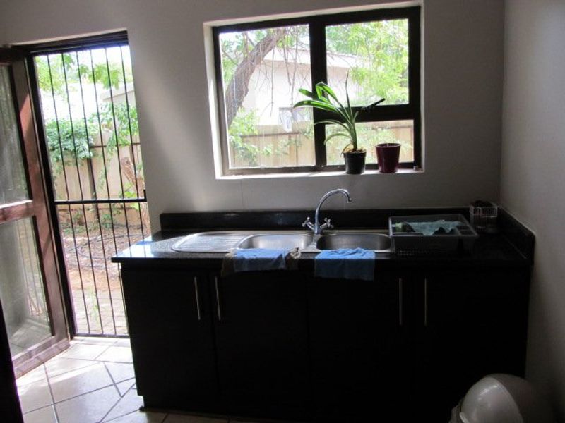 Modern ,well kept Universitas mansion with 2-3 flatlets. Endless opportunities awaits. - Photo 8