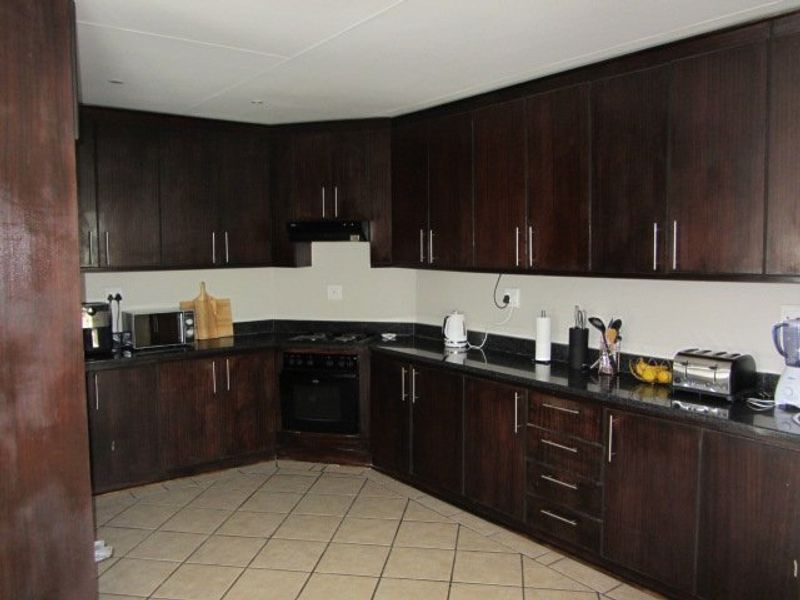 Modern ,well kept Universitas mansion with 2-3 flatlets. Endless opportunities awaits. - Photo 7