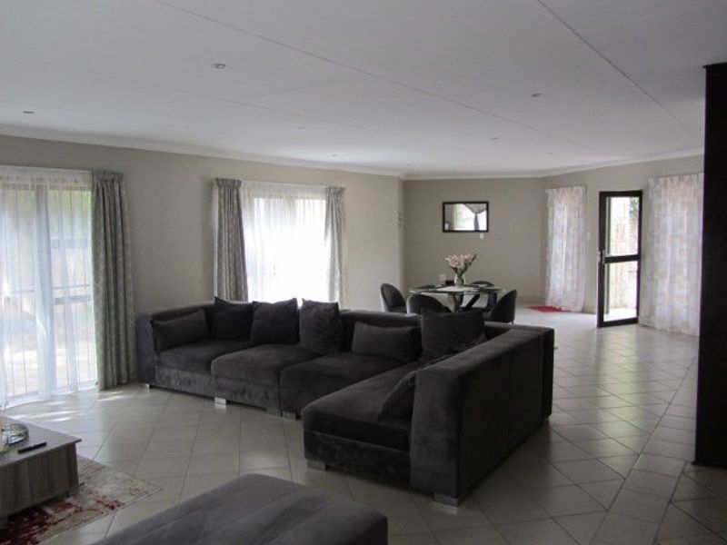 Modern ,well kept Universitas mansion with 2-3 flatlets. Endless opportunities awaits. - Photo 6