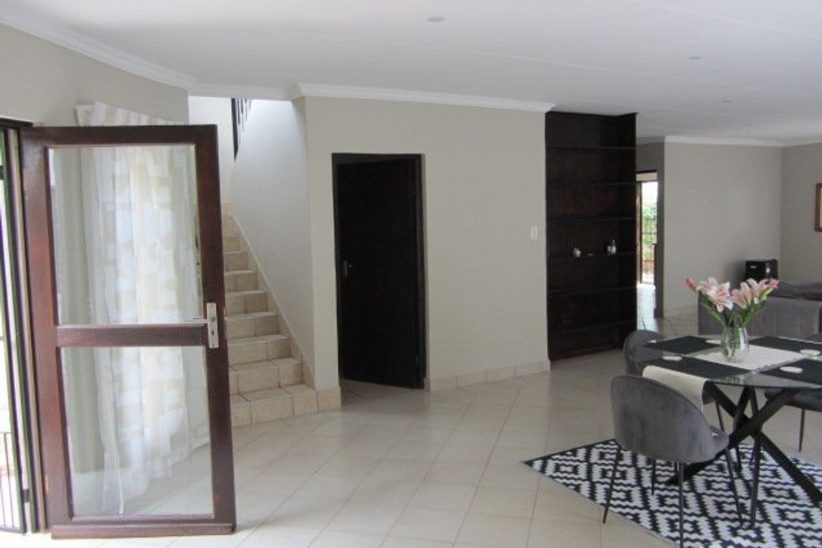 Modern ,well kept Universitas mansion with 2-3 flatlets. Endless opportunities awaits. - Photo 3