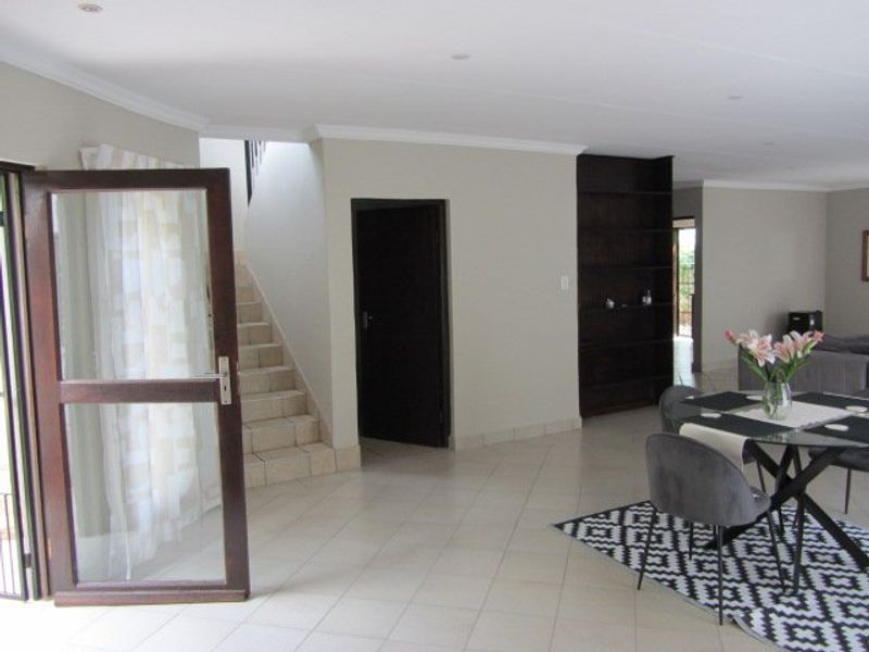 Modern ,well kept Universitas mansion with 2-3 flatlets. Endless opportunities awaits. - Photo 3