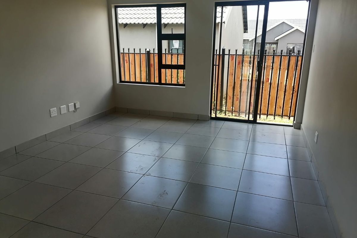 Move In & Save!  Transfer Fees Included – Gorgeous Townhouse in Princeton Security Complex, Bloemspruit - Photo 4