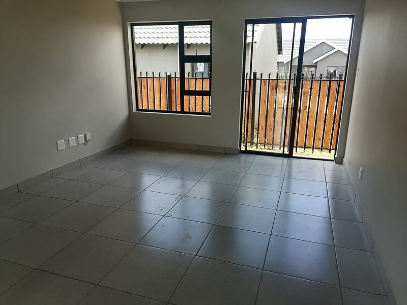 Move In & Save!  Transfer Fees Included – Gorgeous Townhouse in Princeton Security Complex, Bloemspruit - Photo 4