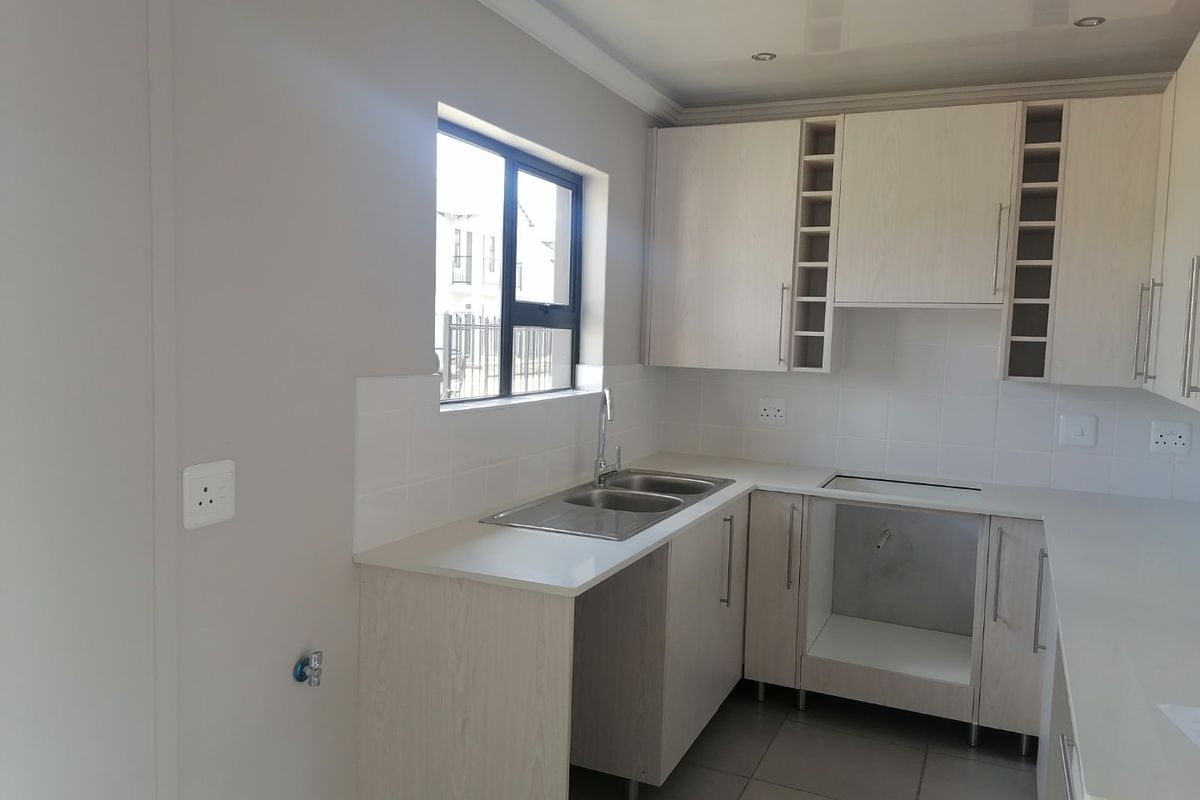 Move In & Save!  Transfer Fees Included – Gorgeous Townhouse in Princeton Security Complex, Bloemspruit - Photo 3