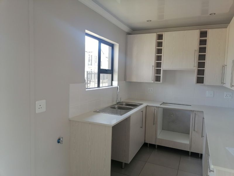 Move In & Save!  Transfer Fees Included – Gorgeous Townhouse in Princeton Security Complex, Bloemspruit - Photo 3