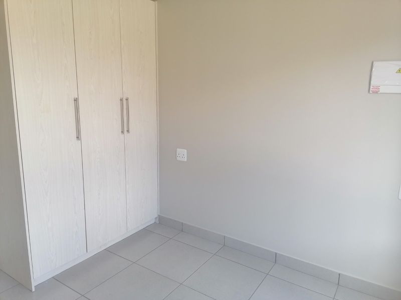 Move In & Save!  Transfer Fees Included – Gorgeous Townhouse in Princeton Security Complex, Bloemspruit - Photo 9