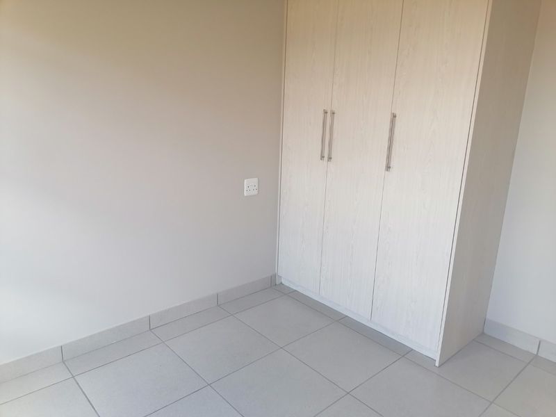 Move In & Save!  Transfer Fees Included – Gorgeous Townhouse in Princeton Security Complex, Bloemspruit - Photo 8