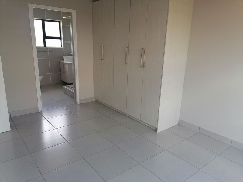 Move In & Save!  Transfer Fees Included – Gorgeous Townhouse in Princeton Security Complex, Bloemspruit - Photo 7