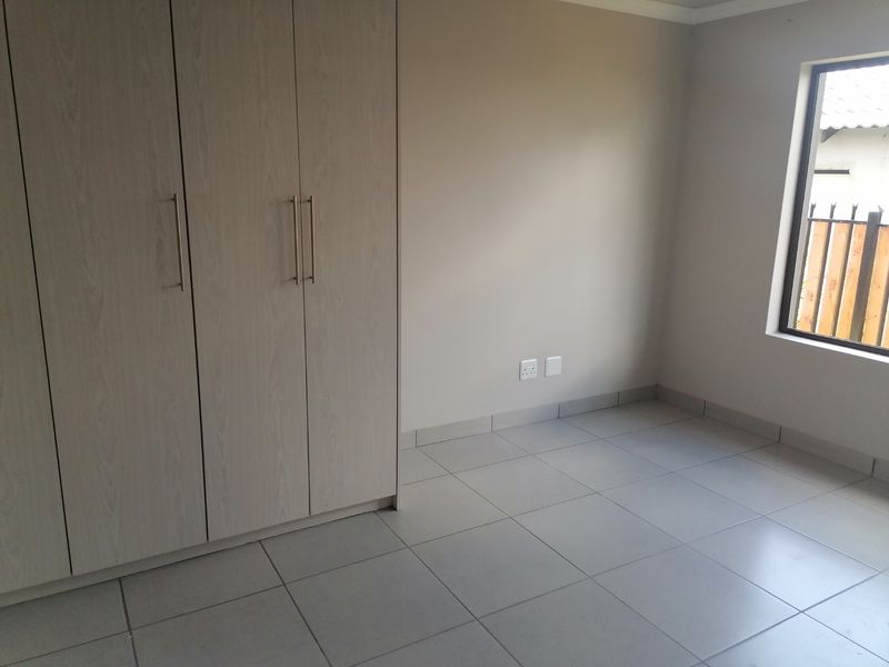 Move In & Save!  Transfer Fees Included – Gorgeous Townhouse in Princeton Security Complex, Bloemspruit - Photo 6