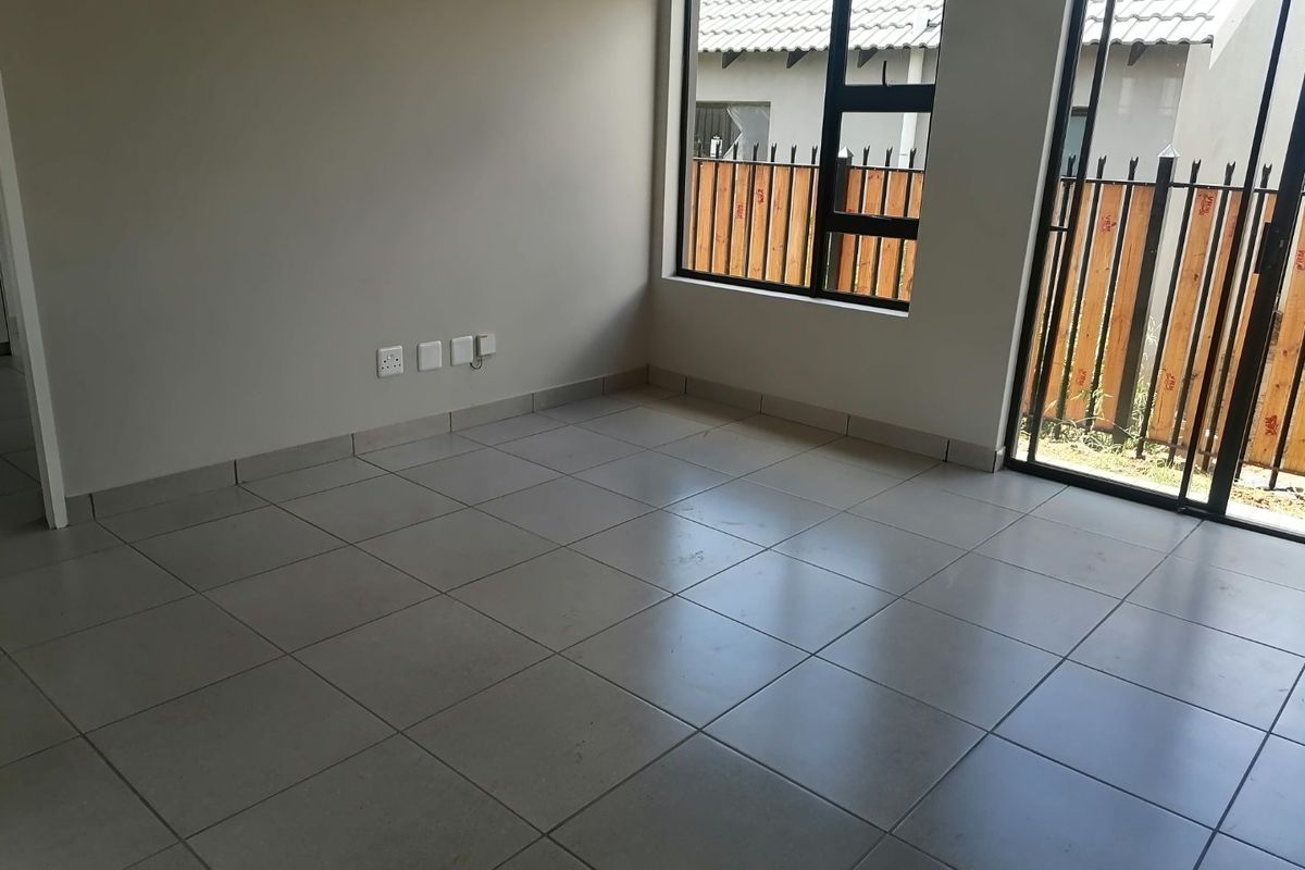 Move In & Save!  Transfer Fees Included – Gorgeous Townhouse in Princeton Security Complex, Bloemspruit - Photo 5