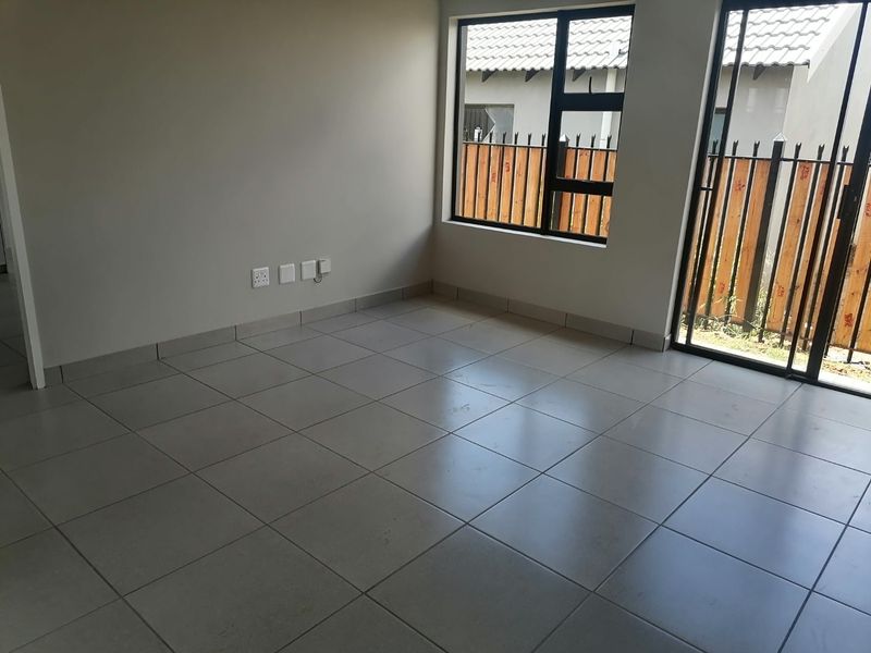 Move In & Save!  Transfer Fees Included – Gorgeous Townhouse in Princeton Security Complex, Bloemspruit - Photo 5