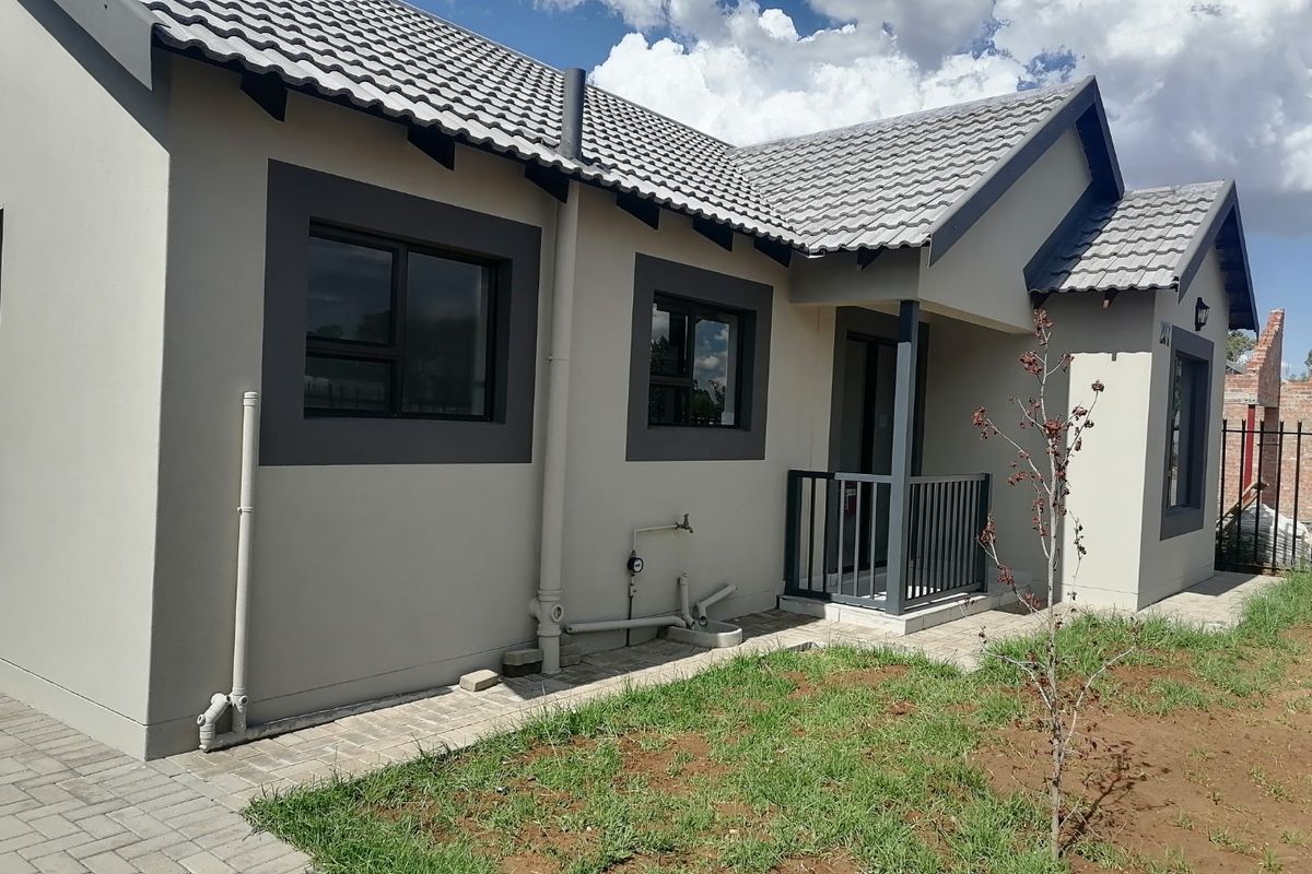 Move In & Save!  Transfer Fees Included – Gorgeous Townhouse in Princeton Security Complex, Bloemspruit - Photo 2