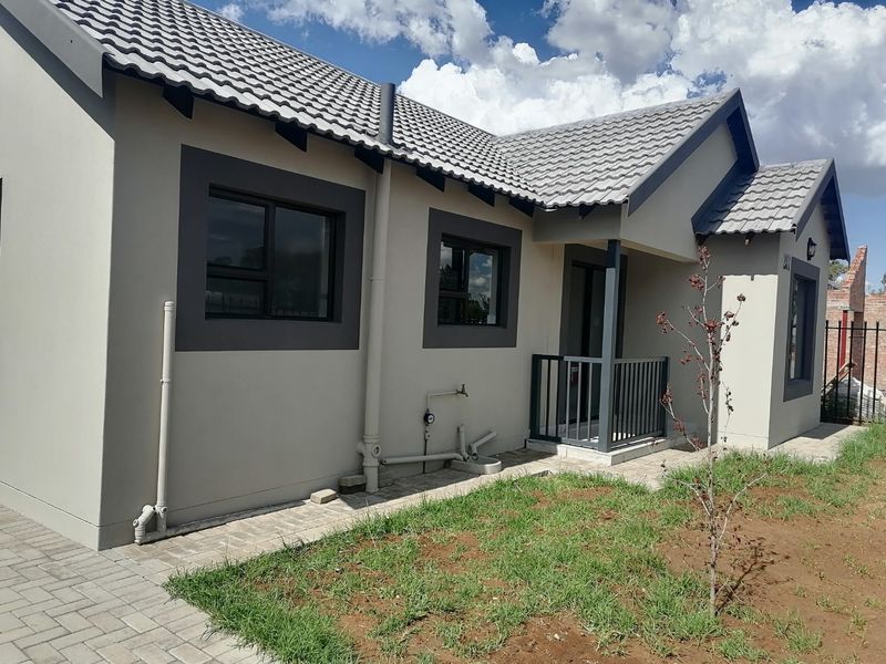 Move In & Save!  Transfer Fees Included – Gorgeous Townhouse in Princeton Security Complex, Bloemspruit - Photo 2