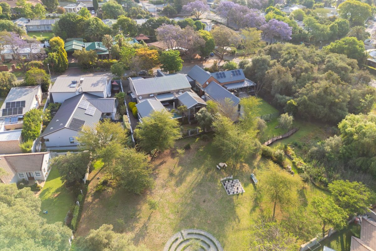 Luxurious Lakeside Village Home with amazing view - Photo 3