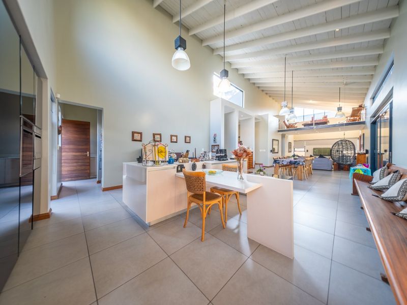 Luxurious Lakeside Village Home with amazing view - Photo 7