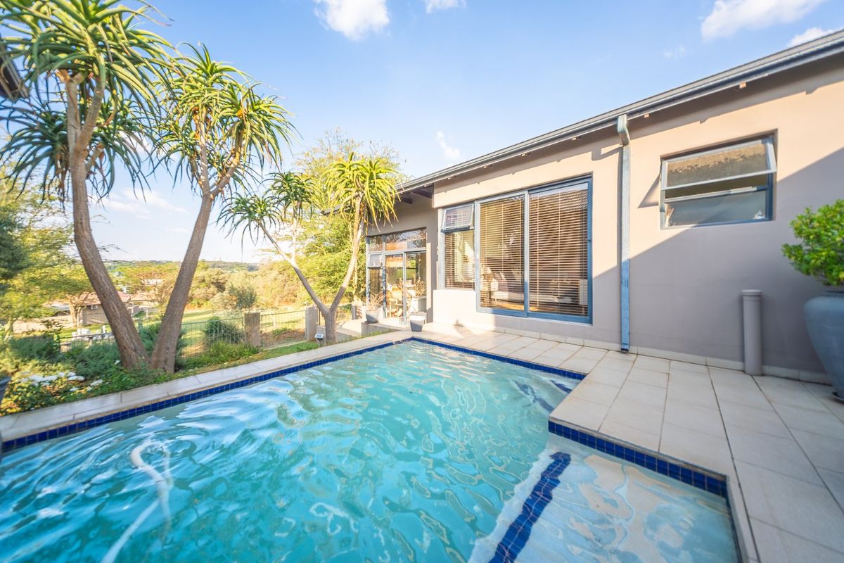 Luxurious Lakeside Village Home with amazing view - Photo 2