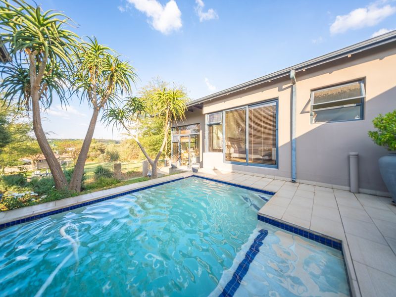 Luxurious Lakeside Village Home with amazing view - Photo 2