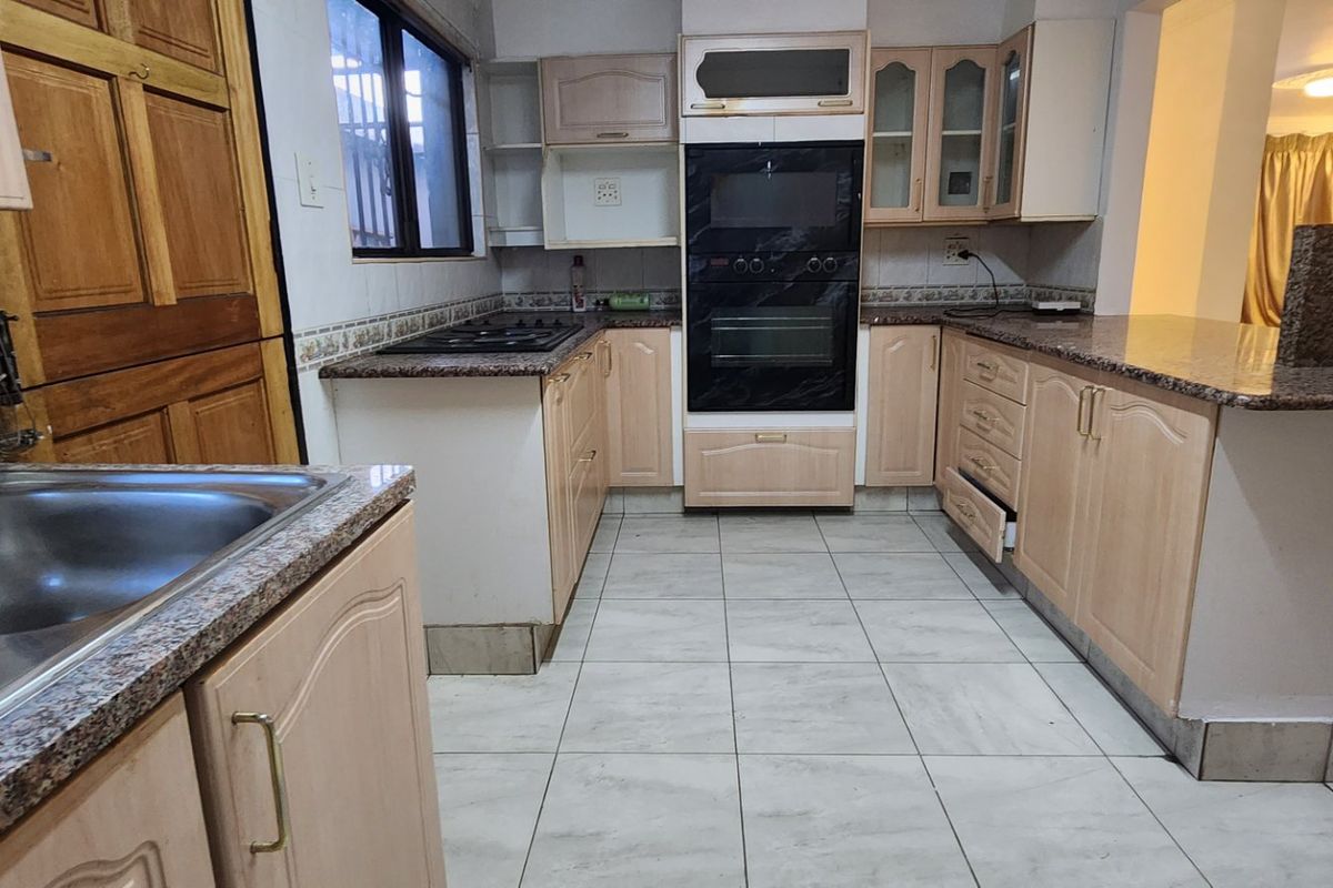 Low  maintenance Family Home with Bonus 1-Bedroom Flatlet - Photo 5