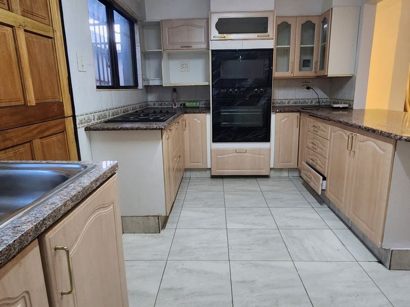 Low  maintenance Family Home with Bonus 1-Bedroom Flatlet - Photo 5