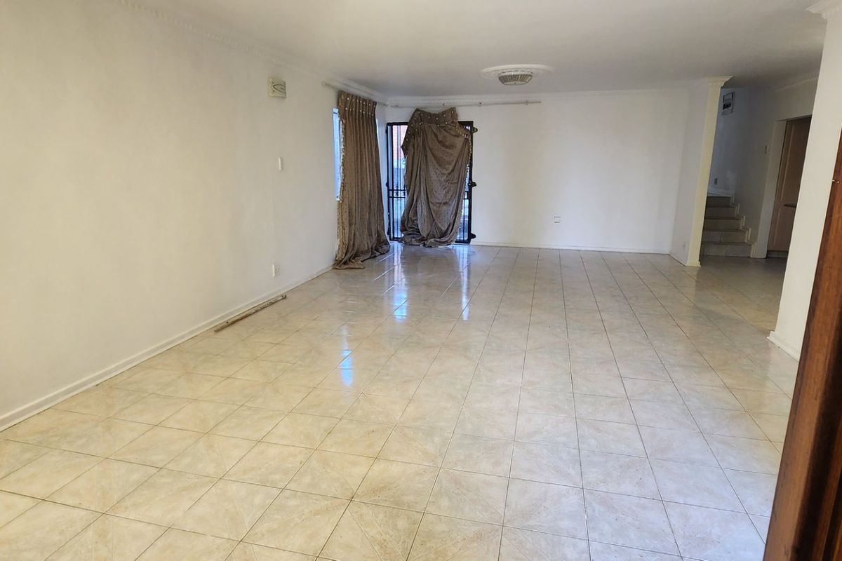 Low  maintenance Family Home with Bonus 1-Bedroom Flatlet - Photo 4