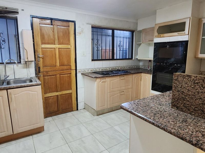 Low  maintenance Family Home with Bonus 1-Bedroom Flatlet - Photo 7