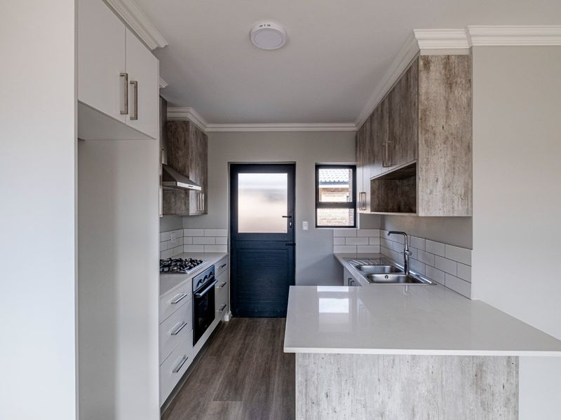 2 bedroom Townhouse in secure complex - Photo 8