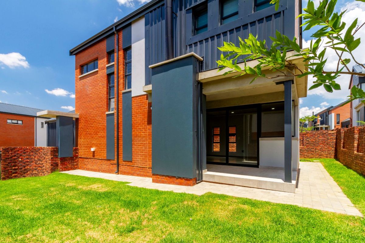 Absolutely Gorgeous!!! Newly built Full Title, Free Standing Duplex for Sale in a Secure Modern Estate in North Riding. - Photo 4