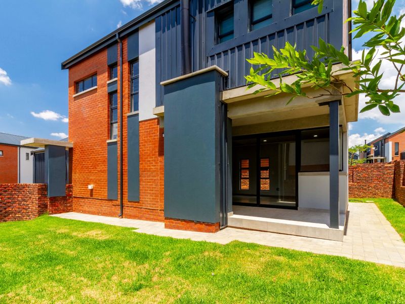 Absolutely Gorgeous!!! Newly built Full Title, Free Standing Duplex for Sale in a Secure Modern Estate in North Riding. - Photo 4